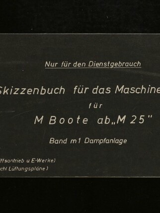 Schwarzer Buchumschlag mit weißer deutscher Beschriftung: „Skizzenbuch für das Maschinenpersonal für M Boote ab ‚M 25‘ Band m1 Dampfanlage“, zusätzlich Stempel „Nur für den Dienstgebrauch“, handschriftliches Etikett oben links und Museumswasserzeichen unten links.