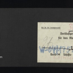 Querformatiges schwarzes Skizzenbuch mit angenähtem Bindestreifen links und rundem Etikett 