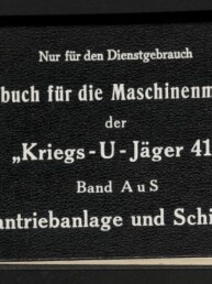 Schwarzer Leinenumschlag eines historischen Skizzenbuchs mit weißer Schrift: Titel ‚Skizzenbuch für die Maschinenmannschaft der „Kriegs‑U‑Jäger 41“ Band A u S — Dampfantriebsanlage und Schiffsbetrieb‘, runder handbeschrifteter Aufkleber links, Museumslogo unten links sowie kleine Aufschriften oben (‚Nur für den Dienstgebrauch‘, Ausfertigung 110).