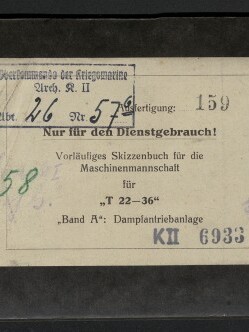 Querformatiges schwarzes Heft mit großem weißen Etikett, auf dem gedruckter deutscher Stempel- und Drucktext (u. a. „Nur für den Dienstgebrauch!“, Vorläufiges Skizzenbuch für die Maschinenmannschaft für „T 22–36“), handschriftliche Zahlen und ein rundes gelbes Etikett links zu sehen sind; links unten ist das Logo des Internationalen Maritimen Museums Hamburg eingeblendet.