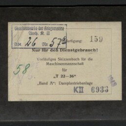 Querformatiges schwarzes Heft mit großem weißen Etikett, auf dem gedruckter deutscher Stempel- und Drucktext (u. a. „Nur für den Dienstgebrauch!“, Vorläufiges Skizzenbuch für die Maschinenmannschaft für „T 22–36“), handschriftliche Zahlen und ein rundes gelbes Etikett links zu sehen sind; links unten ist das Logo des Internationalen Maritimen Museums Hamburg eingeblendet.