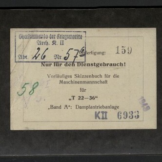 Querformatiges schwarzes Heft mit großem weißen Etikett, auf dem gedruckter deutscher Stempel- und Drucktext (u. a. „Nur für den Dienstgebrauch!“, Vorläufiges Skizzenbuch für die Maschinenmannschaft für „T 22–36“), handschriftliche Zahlen und ein rundes gelbes Etikett links zu sehen sind; links unten ist das Logo des Internationalen Maritimen Museums Hamburg eingeblendet.