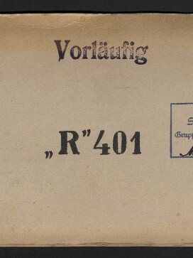 Querformatiger, gealterter Umschlag in hellem Braun mit dem gestempelten Wort „Vorläufig“ oben, großem Titel „‚R‘401“ in der Mitte, einem rechteckigen blauen Stempel mit handschriftlichen Zahlen rechts, links unten Logo und Schriftzug des Internationalen Maritimen Museums Hamburg sowie Knicke und Heftklammerreste am linken Rand.