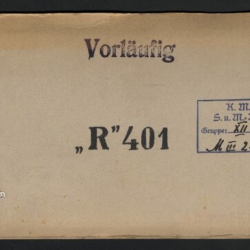 Querformatiger, gealterter Umschlag in hellem Braun mit dem gestempelten Wort „Vorläufig“ oben, großem Titel „‚R‘401“ in der Mitte, einem rechteckigen blauen Stempel mit handschriftlichen Zahlen rechts, links unten Logo und Schriftzug des Internationalen Maritimen Museums Hamburg sowie Knicke und Heftklammerreste am linken Rand.