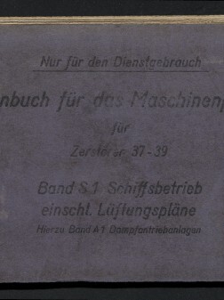 Querformatiges, abgegriffenes violett-blaues Skizzenbuch mit schwarzem Buchrücken; auf dem Deckblatt sind gedruckte Texte wie „Nur für den Dienstgebrauch“ und „Skizzenbuch für das Maschinenpersonal, Band S‑1 Schiffsbetreib“ sowie handschriftliche Nummern „2224“ und „W‑04/9493“, links unten ein weißes Logo und der Schriftzug „Internationales Maritimes Museum Hamburg“.