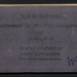 Querformatiges, abgegriffenes violett-blaues Skizzenbuch mit schwarzem Buchrücken; auf dem Deckblatt sind gedruckte Texte wie „Nur für den Dienstgebrauch“ und „Skizzenbuch für das Maschinenpersonal, Band S‑1 Schiffsbetreib“ sowie handschriftliche Nummern „2224“ und „W‑04/9493“, links unten ein weißes Logo und der Schriftzug „Internationales Maritimes Museum Hamburg“.