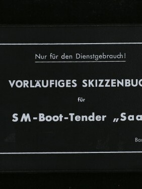 Schwarzer Umschlag eines Skizzenbuchs mit weißem Rahmen und weißer Typografie: oben 'Nur für den Dienstgebrauch! Ausfertigung Nr.: 6', mittig groß 'VORLÄUFIGES SKIZZENBUCH' und darunter 'für S M-Boot-Tender „Saar“', unten 'Band S1: Schiff u Schiffsbetrieb' sowie links unten das Logo und der Schriftzug des Internationalen Maritimen Museums Hamburg.