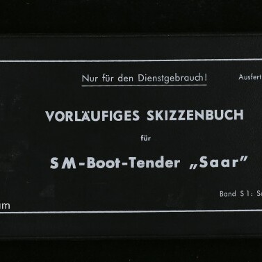 Schwarzer Umschlag eines Skizzenbuchs mit weißem Rahmen und weißer Typografie: oben 'Nur für den Dienstgebrauch! Ausfertigung Nr.: 6', mittig groß 'VORLÄUFIGES SKIZZENBUCH' und darunter 'für S M-Boot-Tender „Saar“', unten 'Band S1: Schiff u Schiffsbetrieb' sowie links unten das Logo und der Schriftzug des Internationalen Maritimen Museums Hamburg.