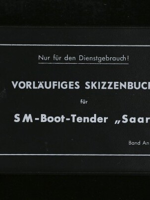 Schwarzer Einband eines Hefts mit weißem Rahmen und weißer Aufschrift „VORLÄUFIGES SKIZZENBUCH für SM-Boot-Tender ‚Saar‘“, oben der Hinweis „Nur für den Dienstgebrauch!“, links unten Logo und Schriftzug des Internationalen Maritimen Museums Hamburg; Rücken mit Klebestreifen sichtbar.