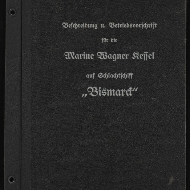 Schwarzes, lederartiges Handbuch mit weißer Frakturschrift: „Beschreibung u. Betriebsvorschrift für die Marine Wagner Kessel auf Schlachtschiff Bismarck“, links gelochte Bindung und Logo des Internationalen Maritimen Museums Hamburg unten links