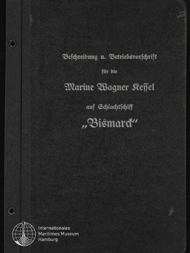 Schwarzes, lederartiges Handbuch mit weißer Frakturschrift: „Beschreibung u. Betriebsvorschrift für die Marine Wagner Kessel auf Schlachtschiff Bismarck“, links gelochte Bindung und Logo des Internationalen Maritimen Museums Hamburg unten links
