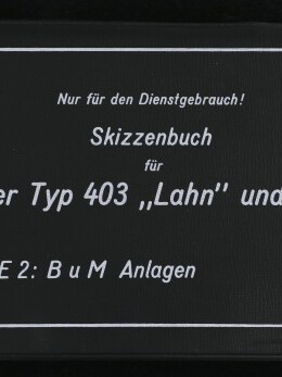 Schwarzer Buch- bzw. Mappeumschlag mit weißem Rahmen, gedrucketem deutschen Titel „Nur für den Dienstgebrauch! Skizzenbuch für Tender Typ 403 ‚Lahn‘ und ‚Lech‘ Band E 2: BuM Anlagen“ und dem Logo des Internationalen Maritimen Museums Hamburg unten links