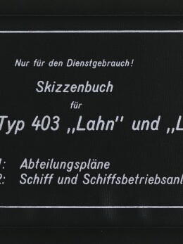 Schwarzes Skizzenbuch-Cover mit weißem Rahmen und Schrift: Titel ‚Skizzenbuch für Tender Typ 403 „Lahn“ und „Lech“‘, oben ‚Nur für den Dienstgebrauch!‘, rechts ‚Ausfertigung Nr. 47‘, unten Hinweise zu Band S1/S2 und das Signet des Internationalen Maritimen Museums Hamburg; am rechten Rand liegen einige Blätter hervor.