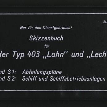 Schwarzes Skizzenbuch-Cover mit weißem Rahmen und Schrift: Titel ‚Skizzenbuch für Tender Typ 403 „Lahn“ und „Lech“‘, oben ‚Nur für den Dienstgebrauch!‘, rechts ‚Ausfertigung Nr. 47‘, unten Hinweise zu Band S1/S2 und das Signet des Internationalen Maritimen Museums Hamburg; am rechten Rand liegen einige Blätter hervor.