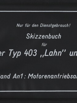 Schwarzer Einband eines Skizzenbuchs mit weißer Umrandung und dem Text ‚Nur für den Dienstgebrauch! Skizzenbuch für Tender Typ 403 „Lahn“ und „Lech“ Band An1: Motorenantriebsanlagen‘ sowie dem Logo des Internationalen Maritimen Museums Hamburg.