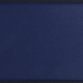 Dunkelblauer, flacher Ordner mit Messingschraube oben links und weißem Logo samt der Aufschrift „Internationales Maritimes Museum Hamburg“ in der unteren linken Ecke.