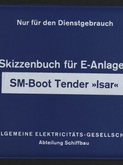Blauer Einband eines Skizzenbuchs mit weißer Aufschrift: oben ‚Nur für den Dienstgebrauch‘, mittig ‚Skizzenbuch für E-Anlagen‘ und hervorgehoben ‚SM-Boot Tender »Isar«‘, links unten ein rundes Logo und der Schriftzug ‚Internationales Maritimes Museum Hamburg‘ sowie unten ‚Allgemeine Elektricitäts-Gesellschaft Abteilung Schiffbau‘.