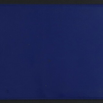 Dunkelblaues, schmales rechteckiges Etui aus glänzendem Material mit weißem Globus-Logo und dem Schriftzug „Internationales Maritimes Museum Hamburg“ unten links.