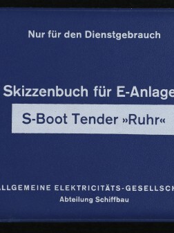 Blaues Skizzenbuch-Cover mit weißer Beschriftung: oben ‚Nur für den Dienstgebrauch‘, in der Mitte ‚Skizzenbuch für E-Anlagen‘ und hervorgehobener Titel ‚S-Boot Tender »Ruhr«‘, links Museumssignet und Schriftzug ‚Internationales Maritimes Museum Hamburg‘ sowie unten ‚Allgemeine Elektricitäts-Gesellschaft Abteilung Schiffbau‘.