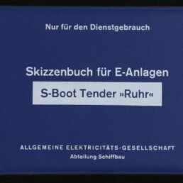 Blaues Skizzenbuch-Cover mit weißer Beschriftung: oben ‚Nur für den Dienstgebrauch‘, in der Mitte ‚Skizzenbuch für E-Anlagen‘ und hervorgehobener Titel ‚S-Boot Tender »Ruhr«‘, links Museumssignet und Schriftzug ‚Internationales Maritimes Museum Hamburg‘ sowie unten ‚Allgemeine Elektricitäts-Gesellschaft Abteilung Schiffbau‘.