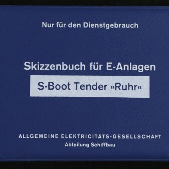 Blaues Skizzenbuch-Cover mit weißer Beschriftung: oben ‚Nur für den Dienstgebrauch‘, in der Mitte ‚Skizzenbuch für E-Anlagen‘ und hervorgehobener Titel ‚S-Boot Tender »Ruhr«‘, links Museumssignet und Schriftzug ‚Internationales Maritimes Museum Hamburg‘ sowie unten ‚Allgemeine Elektricitäts-Gesellschaft Abteilung Schiffbau‘.