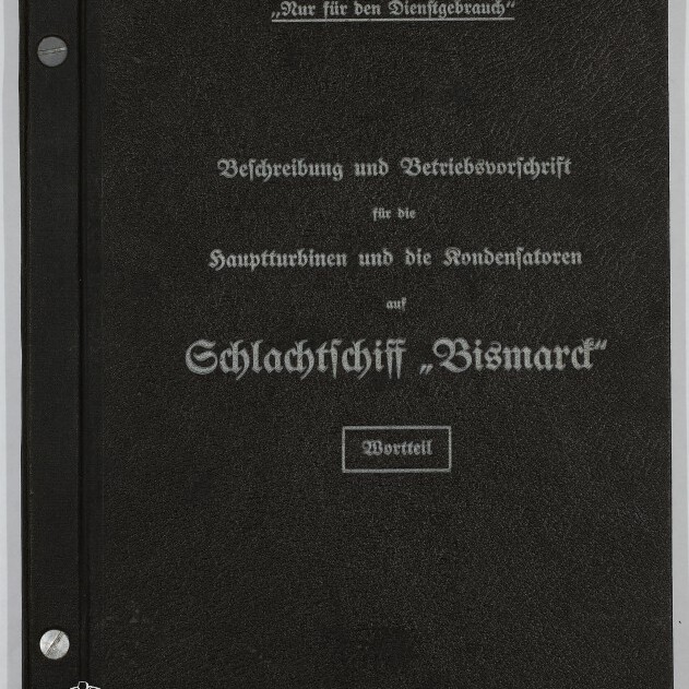 Schwarzer Einband eines technischen Diensthandbuchs mit weißer Frakturschrift: ‚Nur für den Dienstgebrauch‘ und dem Titel ‚Beschreibung und Betriebsvorschrift für die Hauptturbinen und die Kondensatoren auf Schlachtschiff „Bismarck“‘; links Metallverschlüsse am Rücken und unten links Logo sowie Schriftzug des Internationalen Maritimen Museums Hamburg.