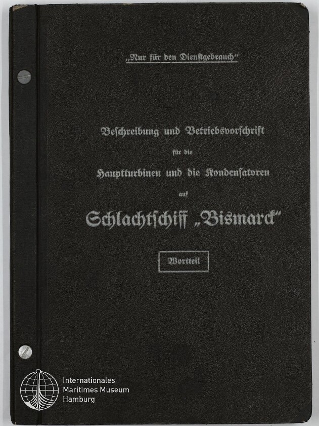 Schwarzer Einband eines technischen Diensthandbuchs mit weißer Frakturschrift: ‚Nur für den Dienstgebrauch‘ und dem Titel ‚Beschreibung und Betriebsvorschrift für die Hauptturbinen und die Kondensatoren auf Schlachtschiff „Bismarck“‘; links Metallverschlüsse am Rücken und unten links Logo sowie Schriftzug des Internationalen Maritimen Museums Hamburg.