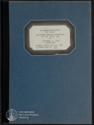 Blauer Buch‑/Ordnerumschlag mit schwarzem Rücken, oben mittig ein weißes, schwarz gerahmtes achteckiges Etikett mit gedrucktem deutschen Text zu einer Schiffbauvorschrift für einen deutschen Mehrzweckfrachter und unten links das Logo des Internationalen Maritimen Museums Hamburg