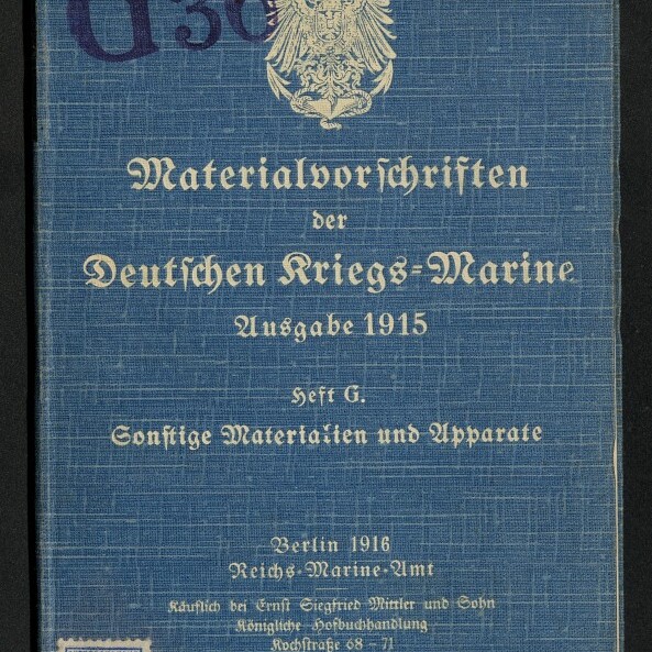 Blauer Leineneinband eines Hefts mit goldfarbenem Reichsadler oben und Frakturschrift-Titel 