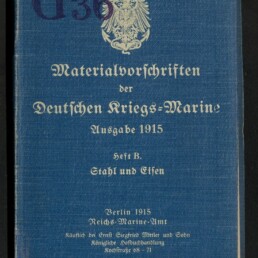 Buchdeckel eines blau bezogenen Hefts mit weißer Prägung: preußischer Reichsadler oben und der Titel Materialvorschriften der Deutschen Kriegs‑Marine Ausgabe 1915, Heft B: Stahl und Eisen; Stempel G39 oben links und Museumssignet unten links.