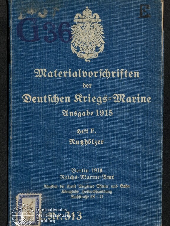 Blaue Leinenbroschur mit weißem kaiserlichem Adler und in Frakturschrift gedrucktem Titel ‚Materialvorschriften der Deutschen Kriegs‑Marine Ausgabe 1915‘, Verlagsangaben ‚Berlin 1916 Reichs‑Marine‑Amt‘, gestempelte Kennzeichnung ‚G36‘ oben links, Museumssiegel und kleines Markenetikett unten links sowie leicht abgewetzte Ecken.