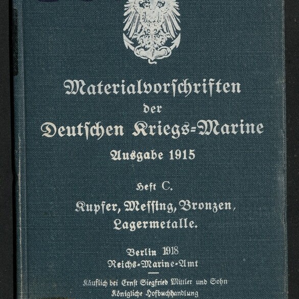 Dunkelgrüner Leinen-Buchumschlag mit weißem Reichsadler oben und weißer Frakturschrift: „Materialvorschriften der Deutschen Kriegs‑Marine Ausgabe 1915“, darunter „Heft C. Kupfer, Messing, Bronzen, Lagermetalle“ sowie Verlagsangaben „Berlin 1918 Reichs‑Marine‑Amt“; Stempel „G36“ oben links und Museumssignet unten links.