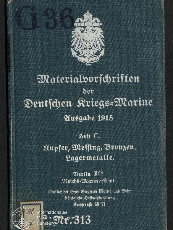 Dunkelgrüner Leinen-Buchumschlag mit weißem Reichsadler oben und weißer Frakturschrift: „Materialvorschriften der Deutschen Kriegs‑Marine Ausgabe 1915“, darunter „Heft C. Kupfer, Messing, Bronzen, Lagermetalle“ sowie Verlagsangaben „Berlin 1918 Reichs‑Marine‑Amt“; Stempel „G36“ oben links und Museumssignet unten links.