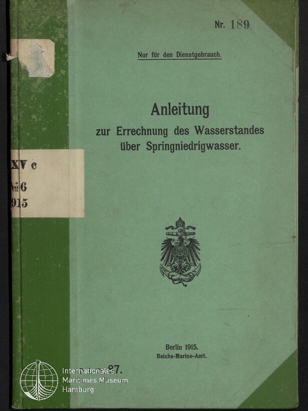 Grüner Einband eines historischen Hefts mit dem gedruckten Titel Anleitung zur Errechnung des Wasserstandes über Springniedrigwasser, dem Reichsadler-Wappen, der Jahresangabe Berlin 1915 Reichs-Marine-Amt, einem Bibliotheksetikett am linken Rand und einem Museumslogo unten links.