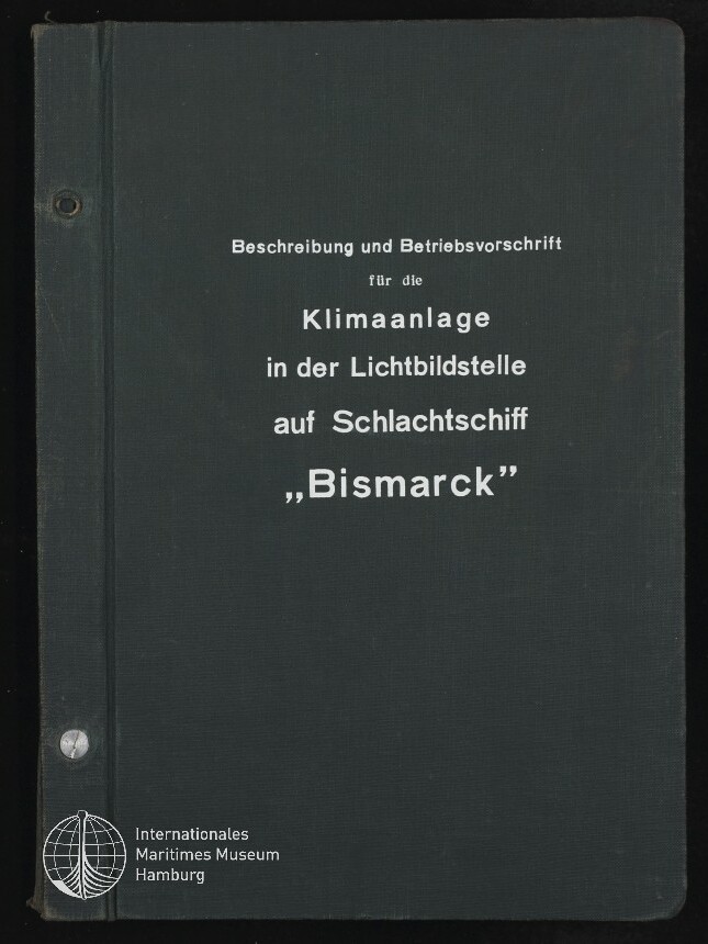 Schwarzer Ordnerdeckel mit weißer deutscher Beschriftung ‚Beschreibung und Betriebsvorschrift für die Klimaanlage in der Lichtbildstelle auf Schlachtschiff „Bismarck“‘, links unten Logo und Schriftzug des Internationalen Maritimen Museums Hamburg sowie sichtbare Metallklammern am Buchrücken.