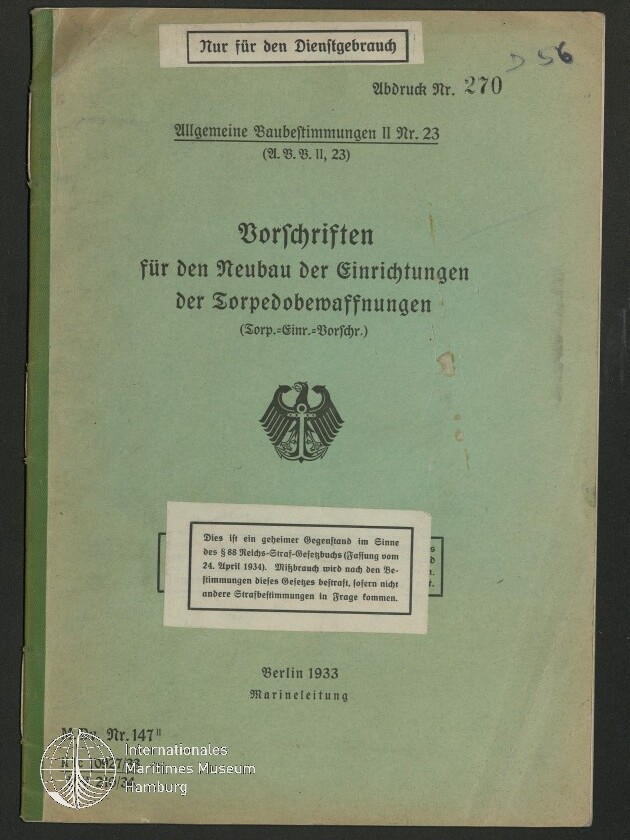 Grüner Einband eines deutschen Dienstvorschriftshefts, betitelt 'Vorschriften für den Neubau der Einrichtungen der Torpedobewaffnungen' in schwarzer Frakturschrift, mit Reichsadler-Emblem, oben einem Aufkleber 'Nur für den Dienstgebrauch', einem Geheimvermerk in einem weißen Kasten in der Mitte und einem Museum-Logo unten links; datiert Berlin 1933.