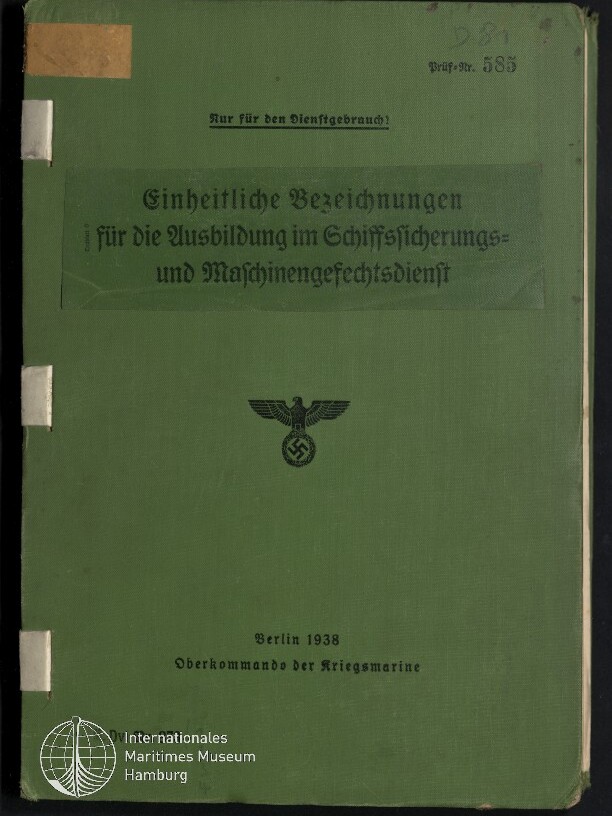 Grünes Dienstheft (Berlin 1938) mit dem gedruckten Titel Einheitliche Bezeichnungen für die Ausbildung im Schiffssicherungs- und Maschinengfechtsdienst sowie dem Vermerk Nur für den Dienstgebrauch, mittig das Reichsadler-Symbol mit Hakenkreuz, links drei weiße Bindestreifen und unten links das Wasserzeichen/Logo des Internationalen Maritimen Museums Hamburg.
