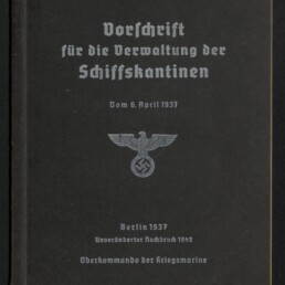 Schwarzer Einband mit weißer Frakturschrift ‚Vorschrift für die Verwaltung der Schiffskantinen‘, Datum 6. April 1937, darunter ein Reichsadler mit Hakenkreuz und die Verlagsangabe ‚Berlin 1937, Oberkommando der Kriegsmarine‘, unten links Museum-Logo.