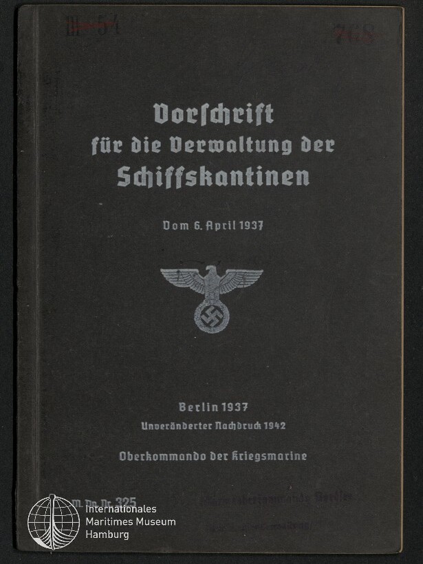 Schwarzer Einband mit weißer Frakturschrift ‚Vorschrift für die Verwaltung der Schiffskantinen‘, Datum 6. April 1937, darunter ein Reichsadler mit Hakenkreuz und die Verlagsangabe ‚Berlin 1937, Oberkommando der Kriegsmarine‘, unten links Museum-Logo.