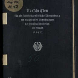 Schwarz bezogenes Buchcover mit silberner Frakturschrift: 