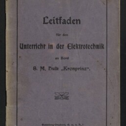 Verblasstes hellviolettes Heft mit schmaler schwarzer Rahmenlinie und Titel in Frakturschrift: „Leitfaden für den Unterricht in der Elektrotechnik an Bord S. M. Hulk ‚Kronprinz‘“, Druckangabe 1910 und Museumsstempel unten links.