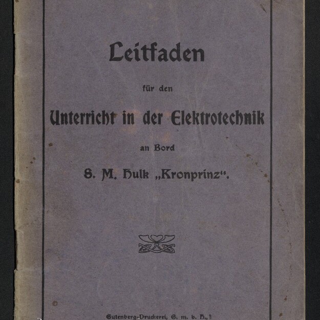 Verblasstes hellviolettes Heft mit schmaler schwarzer Rahmenlinie und Titel in Frakturschrift: „Leitfaden für den Unterricht in der Elektrotechnik an Bord S. M. Hulk ‚Kronprinz‘“, Druckangabe 1910 und Museumsstempel unten links.