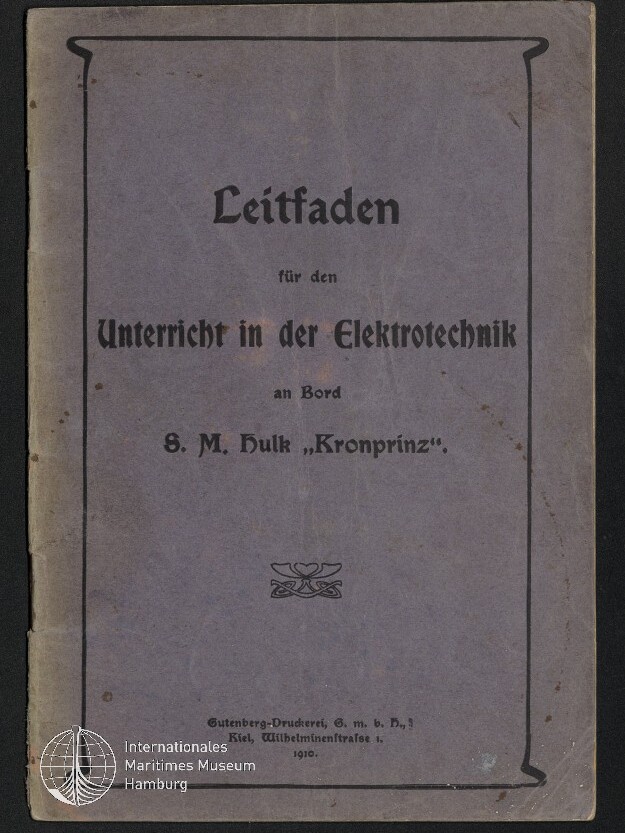 Verblasstes hellviolettes Heft mit schmaler schwarzer Rahmenlinie und Titel in Frakturschrift: „Leitfaden für den Unterricht in der Elektrotechnik an Bord S. M. Hulk ‚Kronprinz‘“, Druckangabe 1910 und Museumsstempel unten links.