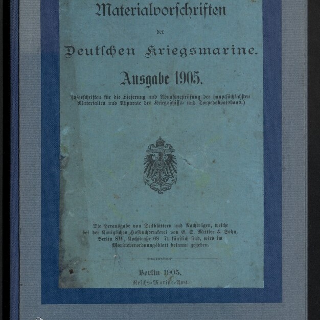 Gebundener Umschlag in blassblau mit dunklem Rand, aufgedruckter Frakturschrift: 'Materialvorschriften der Deutschen Kriegsmarine Ausgabe 1905', kaiserliches Adlerwappen mittig und Logo des Internationalen Maritimen Museums Hamburg unten links.