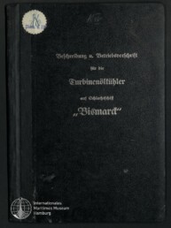 Schwarzer Leineneinband eines Handbuchs mit silberner Frakturschrift, auf dem als Titel die Betriebsanweisung für Turbinenöl mit dem Schiffsnamen „Bismarck“ steht; oben links ein runder Aufkleber, unten links das Logo des Internationalen Maritimen Museums Hamburg.