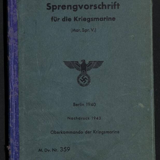 Grüner Buchdeckel mit dem Titel Sprengvorschrift für die Kriegsmarine, darunter ein Reichsadler-Emblem mit Hakenkreuz, die Druckangaben Berlin 1940 und Nachdruck 1943 sowie ein Museumslogo unten links.
