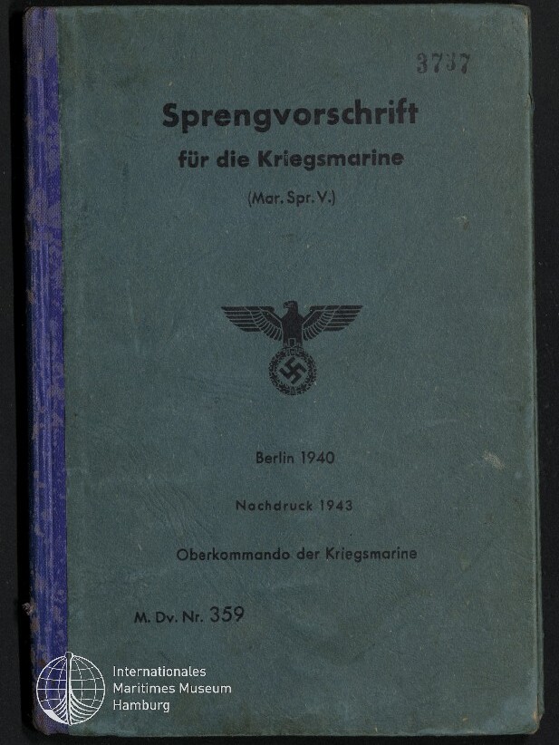 Grüner Buchdeckel mit dem Titel Sprengvorschrift für die Kriegsmarine, darunter ein Reichsadler-Emblem mit Hakenkreuz, die Druckangaben Berlin 1940 und Nachdruck 1943 sowie ein Museumslogo unten links.