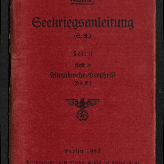 Titelseite eines roten Hefts von 1942 mit schwarzer Frakturschrift: ‚Geheim! Seekriegsanleitung‘, oben ‚Nr. 1304‘, mittig ein Reichsadler über Hakenkreuz, unten der Vermerk ‚Berlin 1942‘ und das Logo des Internationalen Maritimen Museums Hamburg.
