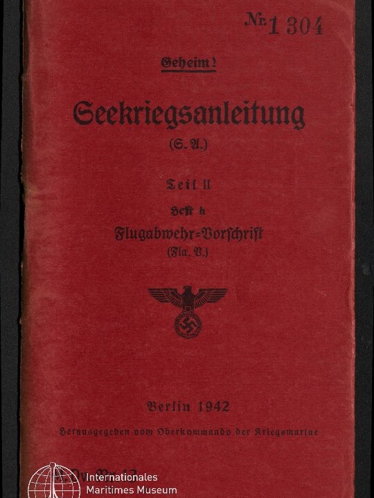Titelseite eines roten Hefts von 1942 mit schwarzer Frakturschrift: ‚Geheim! Seekriegsanleitung‘, oben ‚Nr. 1304‘, mittig ein Reichsadler über Hakenkreuz, unten der Vermerk ‚Berlin 1942‘ und das Logo des Internationalen Maritimen Museums Hamburg.