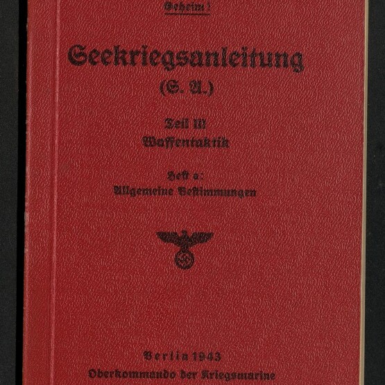 Rotes, strukturiertes Buchcover mit schwarzer Frakturschrift 'Seekriegsanleitung (S.L.)', dem Reichsadler-Emblem der Kriegsmarine, einer gestempelten Nummer oben rechts und einem weißen Museum-Logo unten links.